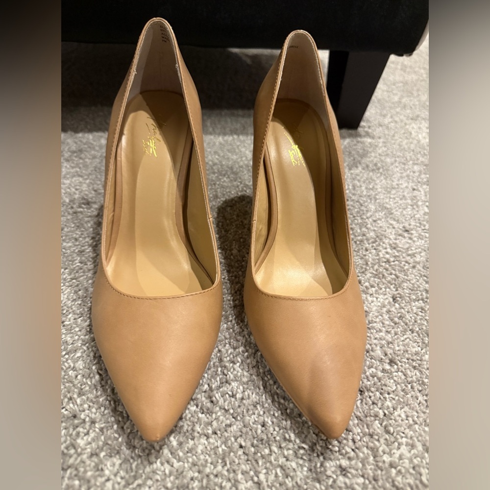 Thalia Sodi Tan/Nude Pumps with Gold Heels, sz 9
